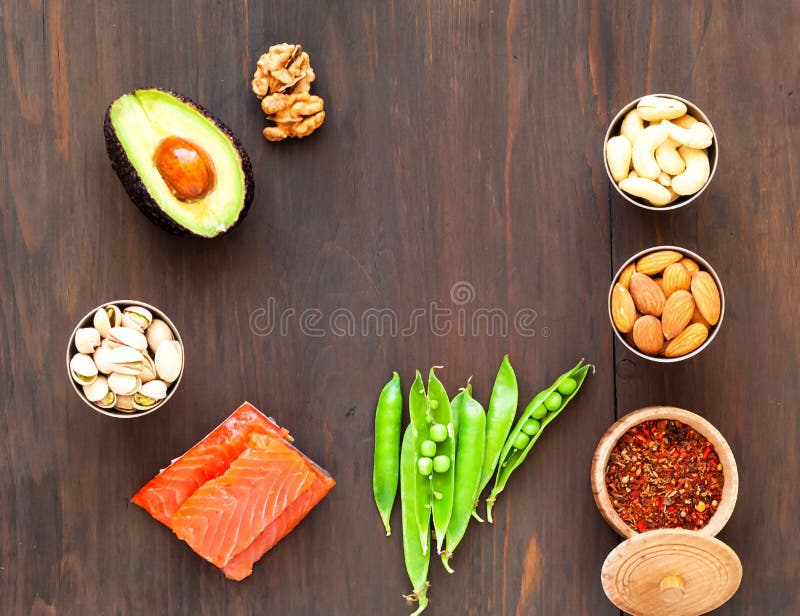 Ingredientes para la dieta quetogénica en fondo de madera El concepto de consumici?n sana fotos de archivo Ingredientes para la dieta quetogénica en fondo de madera El concepto de consumici?n sana fotos de archivo