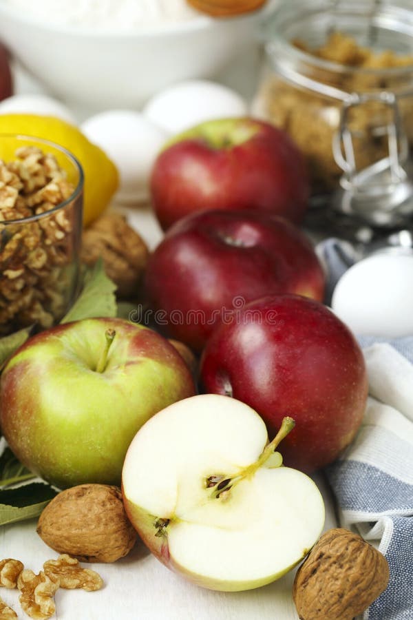Ingredientes para la manzana y la empanada de las nueces que cuecen imagen de archivo libre de regalías Ingredientes para la manzana y la empanada de las nueces que cuecen imagen de archivo libre de regalías