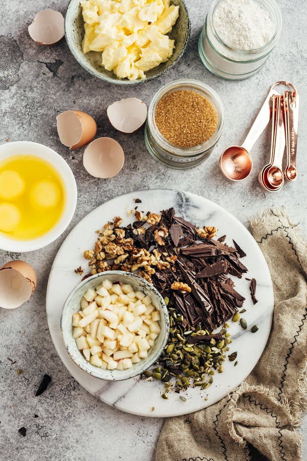 Ingredientes para o cozimento home com chocolate fotografia de stock Ingredientes para o cozimento home com chocolate fotografia de stock