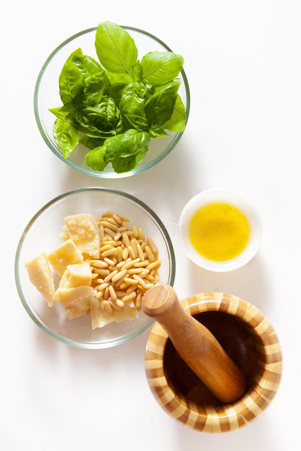 Ingredientes para o pesto: queijo parmesão, folhas da manjericão, pinhões, fotos de stock Ingredientes para o pesto: queijo parmesão, folhas da manjericão, pinhões, fotos de stock