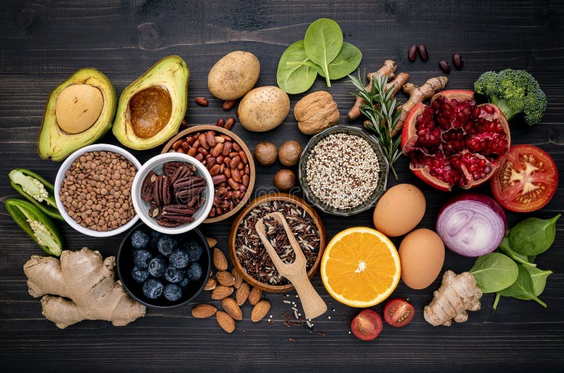 Ingredientes para a seleção de alimentos saudáveis O conceito de alimentos saudáveis em fundo de madeira