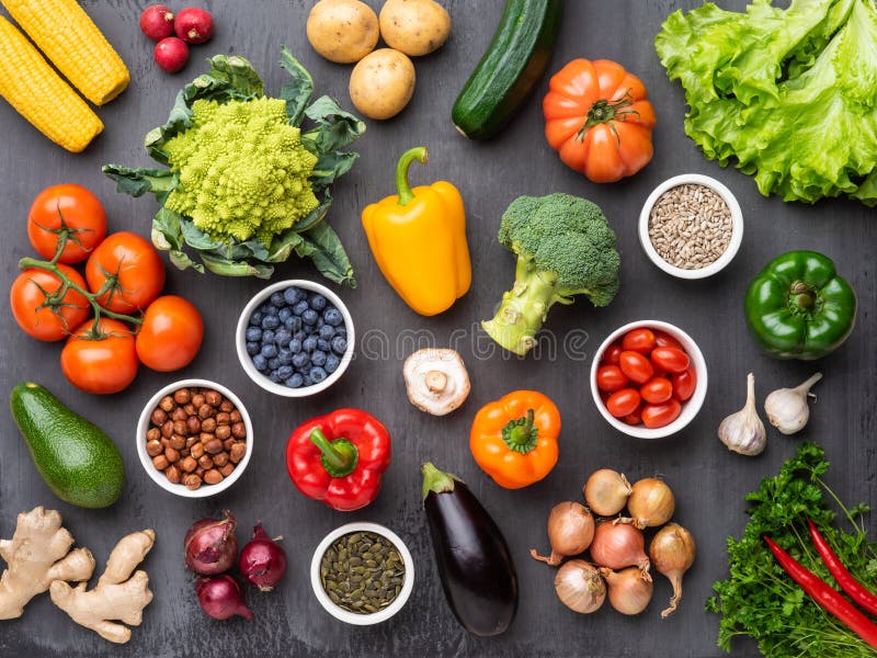 Ingredientes sanos de la consumición: verduras frescas, frutas y superfood Nutrición, dieta, concepto de la comida del vegano
