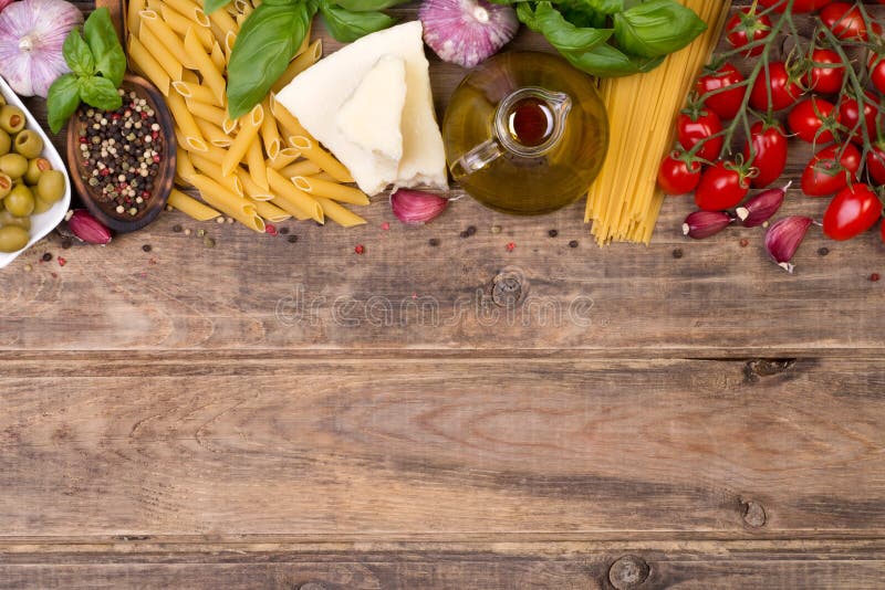 Ingredienti alimentari italiani su fondo di legno