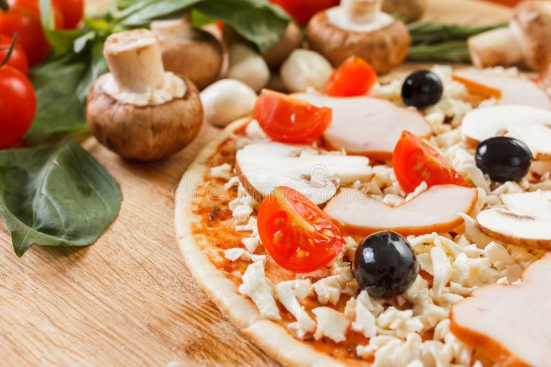 Ingredienti alimentari per pizza sulla fine della tavola su fotografia stock libera da diritti Ingredienti alimentari per pizza sulla fine della tavola su fotografia stock libera da diritti