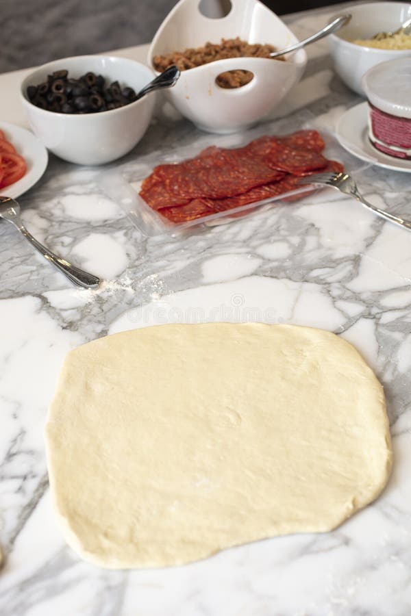 Ingredienti della preparazione per un partito casalingo della pizza fotografia stock Ingredienti della preparazione per un partito casalingo della pizza fotografia stock