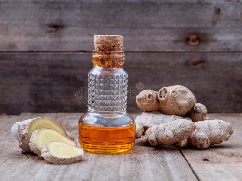 Ingredienti delle stazioni termali della natura e della medicina alternativa - radice a dello zenzero immagini stock libere da diritti Ingredienti delle stazioni termali della natura e della medicina alternativa - radice a dello zenzero immagini stock libere da diritti