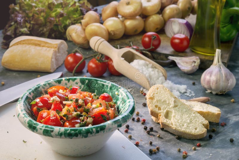 Ingredienti freschi con salsa al pomodoro per la Bruschetta fotografie stock libere da diritti Ingredienti freschi con salsa al pomodoro per la Bruschetta fotografie stock libere da diritti