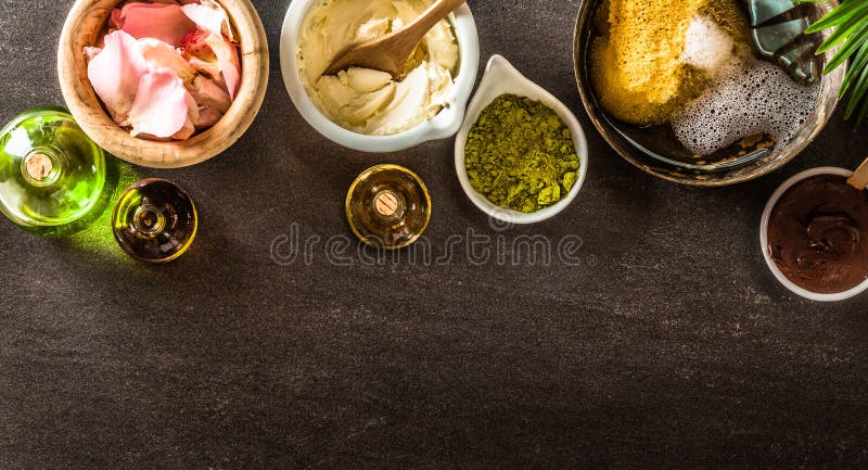 Ingredienti naturali della stazione termale su Gray Background scuro immagini stock libere da diritti Ingredienti naturali della stazione termale su Gray Background scuro immagini stock libere da diritti