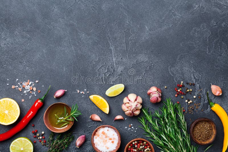 Ingredienti per cucinare Erbe e spezie sulla vista di pietra nera del piano d'appoggio Priorità bassa dell'alimento Ingredienti per cucinare Erbe e spezie sulla vista di pietra nera del piano d'appoggio Priorità bassa dell'alimento