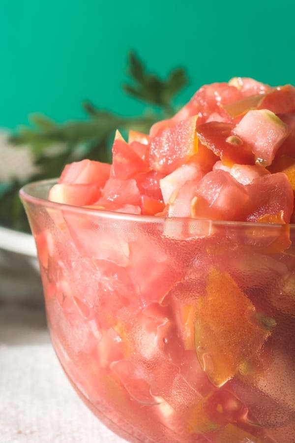 Ingredienti per guacamole cipolla rossa prezzey pomato e avocado bianco fondo immagine stock libera da diritti