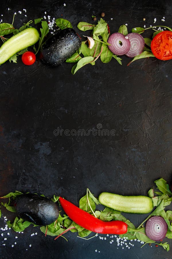 Ingredienti per i verdi freschi dell'hamburger della verdura o dell'insalata, rucola, bietola, pepe, peperoncino rosso, pomodori, immagine stock libera da diritti Ingredienti per i verdi freschi dell'hamburger della verdura o dell'insalata, rucola, bietola, pepe, peperoncino rosso, pomodori, immagine stock libera da diritti