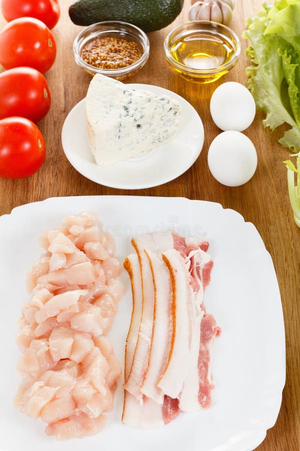 Ingredienti per la cottura dell'insalata tradizionale di Cobb dell'americano fotografie stock Ingredienti per la cottura dell'insalata tradizionale di Cobb dell'americano fotografie stock