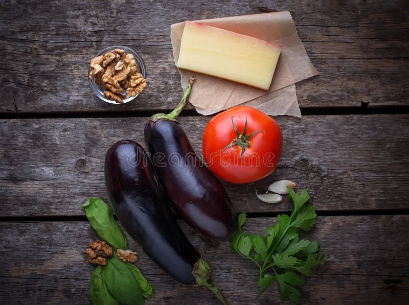 Ingredienti per la cottura delle melanzane farcite al forno fotografia stock Ingredienti per la cottura delle melanzane farcite al forno fotografia stock