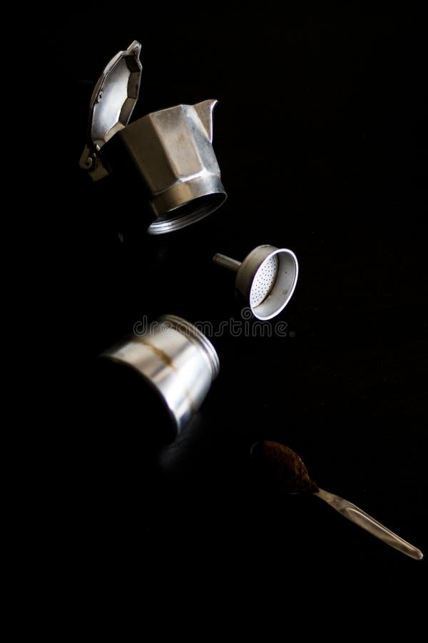 Ingredienti per preparare caffè di moka Vasca di Moka con caffè su fondo scuro Concetto di fabbricazione del caffè