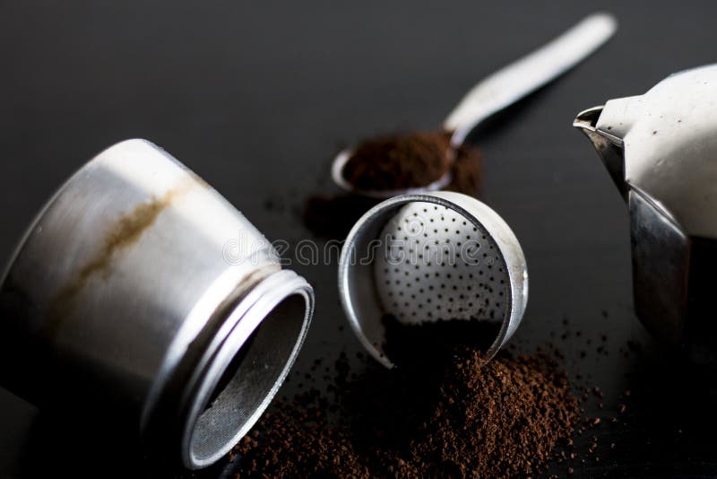 Ingredienti per preparare caffè di moka Vasca di Moka con caffè su fondo scuro Concetto di fabbricazione del caffè