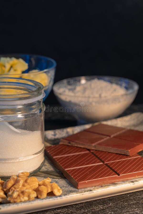 ingredienti per produrre i biscotti casalinghi del cioccolato fotografia stock libera da diritti ingredienti per produrre i biscotti casalinghi del cioccolato fotografia stock libera da diritti