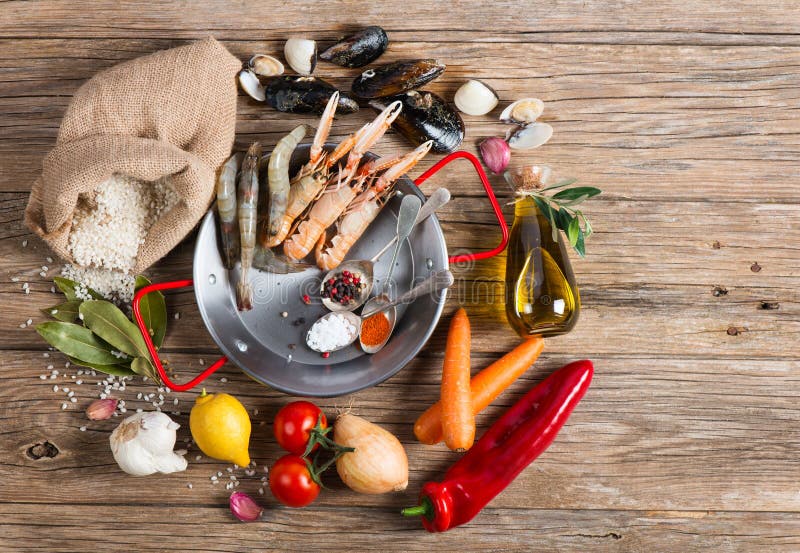 Ingrediënten van Spaanse zeevruchtenpaella, hoogste mening stock afbeeldingen Ingrediënten van Spaanse zeevruchtenpaella, hoogste mening stock afbeeldingen