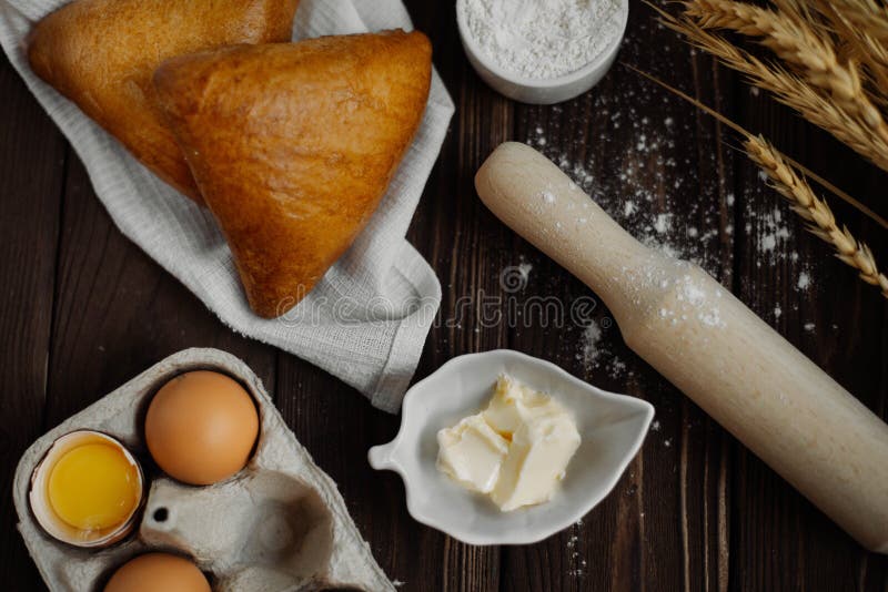 Ingrediënten voor baksel: eieren, bloem, boter, tarwe, deegrol royalty-vrije stock foto Ingrediënten voor baksel: eieren, bloem, boter, tarwe, deegrol royalty-vrije stock foto