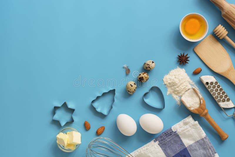 Ingrediënten voor baksel en keukengerei op een blauwe achtergrond Hoogste mening, vlakke mening, exemplaarruimte stock foto Ingrediënten voor baksel en keukengerei op een blauwe achtergrond Hoogste mening, vlakke mening, exemplaarruimte stock foto