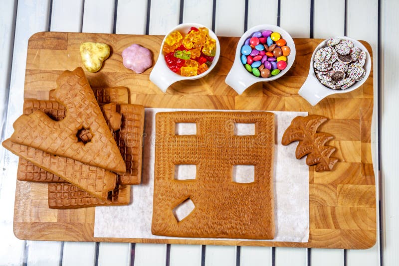 Ingrediënten voor de bouw van een huis van het gemberbrood stock afbeeldingen Ingrediënten voor de bouw van een huis van het gemberbrood stock afbeeldingen