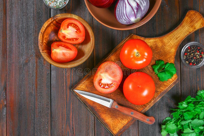 Ingrediënten voor het koken traditionele Mexicaanse enchiladas Tomaten, koriander, rode ui, kippenfilet, tortilla's, kukurznye vl royalty-vrije stock afbeeldingen Ingrediënten voor het koken traditionele Mexicaanse enchiladas Tomaten, koriander, rode ui, kippenfilet, tortilla's, kukurznye vl royalty-vrije stock afbeeldingen