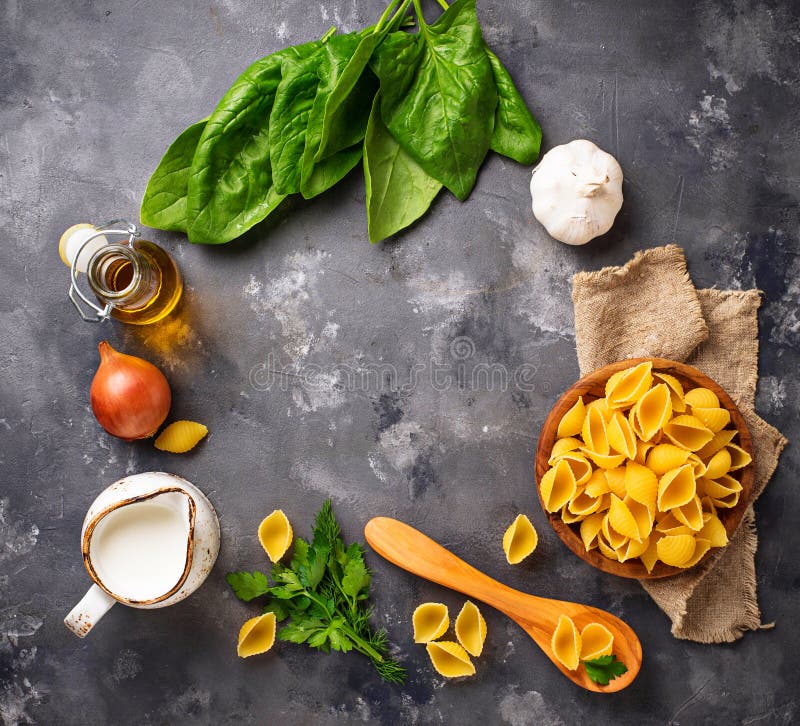 Ingrediënten voor het koken van deegwaren met spinazie stock fotografie Ingrediënten voor het koken van deegwaren met spinazie stock fotografie