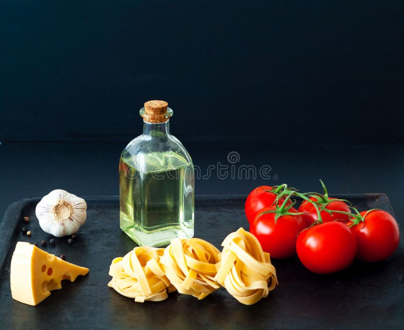 Ingrediënten voor het koken van deegwaren op zwarte achtergrond Het concept Italiaanse keuken royalty-vrije stock foto's Ingrediënten voor het koken van deegwaren op zwarte achtergrond Het concept Italiaanse keuken royalty-vrije stock foto's
