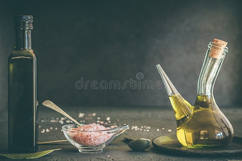 Ingrediënten voor het koken van olijfolie en Himalayan-zout stock afbeeldingen Ingrediënten voor het koken van olijfolie en Himalayan-zout stock afbeeldingen