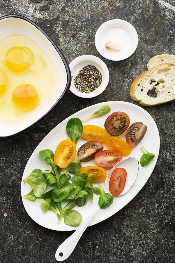 Ingrediënten voor het koken van roereieren of omeletten met groene kruiden, verse groenten, broccoli en kurkuma als gezond stock afbeelding Ingrediënten voor het koken van roereieren of omeletten met groene kruiden, verse groenten, broccoli en kurkuma als gezond stock afbeelding