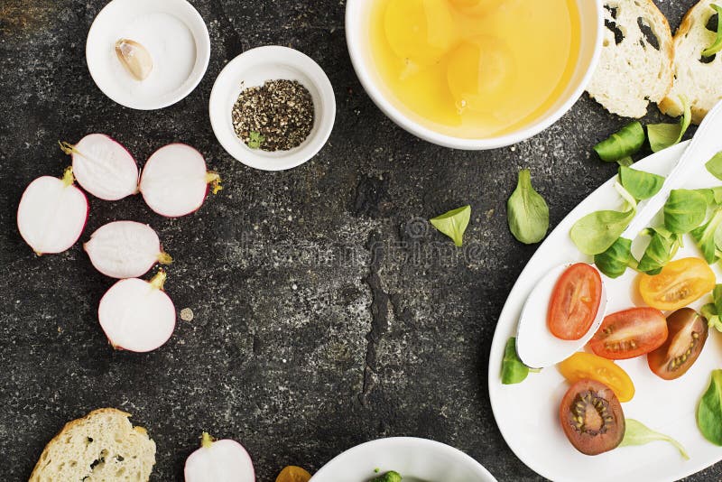 Ingrediënten voor het koken van roereieren of omeletten met groene kruiden, verse groenten, broccoli en kurkuma als gezond stock afbeeldingen Ingrediënten voor het koken van roereieren of omeletten met groene kruiden, verse groenten, broccoli en kurkuma als gezond stock afbeeldingen
