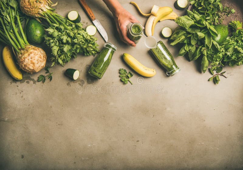 Ingrediënten voor het maken van groene smoothie en vrouwelijke handen met fles royalty-vrije stock foto's Ingrediënten voor het maken van groene smoothie en vrouwelijke handen met fles royalty-vrije stock foto's