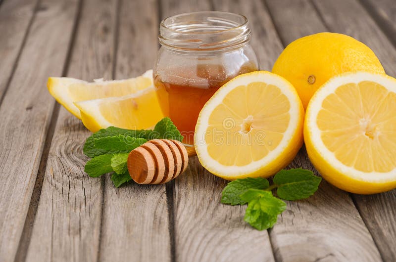 Ingrediënten voor het maken van limonade - citroen, munt en honing stock afbeelding Ingrediënten voor het maken van limonade - citroen, munt en honing stock afbeelding