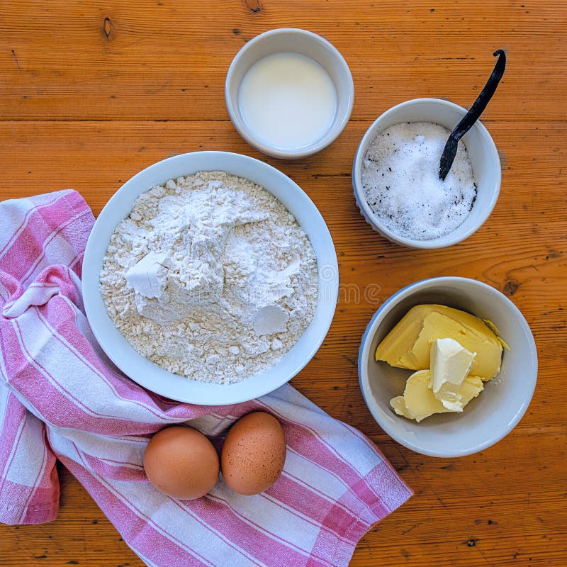 Ingrediënten voor koekjes koekjes in kom op een houten tafel met rode en witte gestreepte keukendoek royalty-vrije stock afbeelding Ingrediënten voor koekjes koekjes in kom op een houten tafel met rode en witte gestreepte keukendoek royalty-vrije stock afbeelding