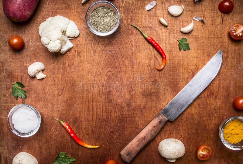 Ingrediënten voor van het de bloemkoolzout en knoflook van het voedselkruid het kader van het kruidenmes met ruimtetekst rustiÑ h royalty-vrije stock foto Ingrediënten voor van het de bloemkoolzout en knoflook van het voedselkruid het kader van het kruidenmes met ruimtetekst rustiÑ h royalty-vrije stock foto