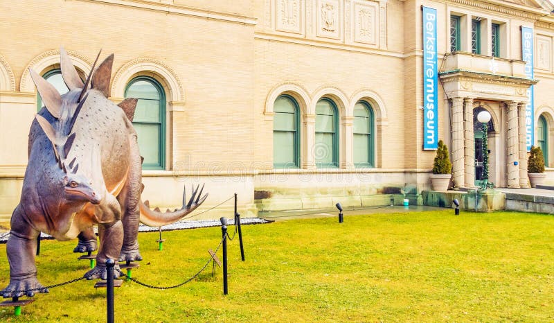 Ingresso del museo Stegosaurus dinosaur e berkshire fotografie stock