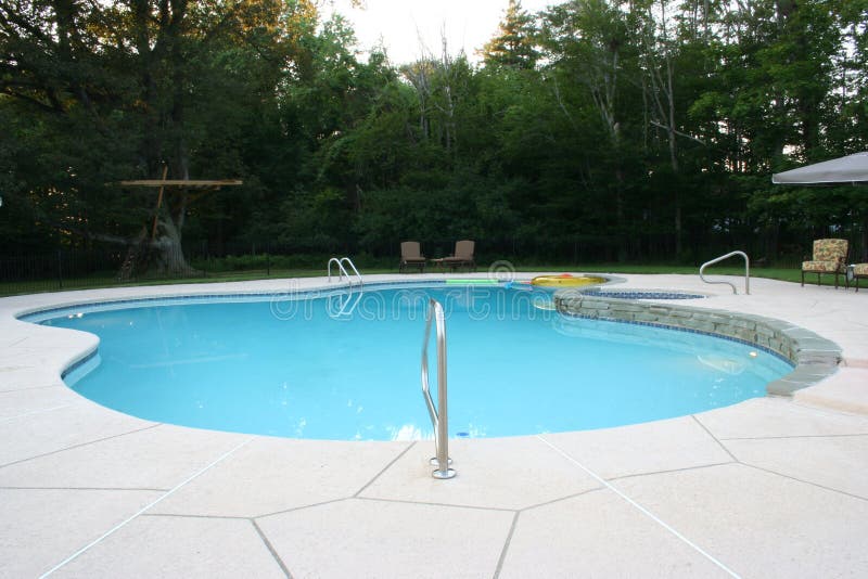 Designer inground bazén s ozdobným tilework a venkovní lázeňské připojen.