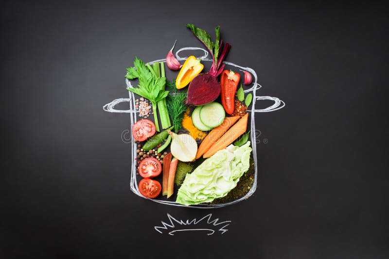 Ingrédients de nourriture pour mélanger la soupe crémeuse sur peint stewpan au-dessus du tableau noir Vue supérieure avec l'espac photographie stock libre de droits Ingrédients de nourriture pour mélanger la soupe crémeuse sur peint stewpan au-dessus du tableau noir Vue supérieure avec l'espac photographie stock libre de droits