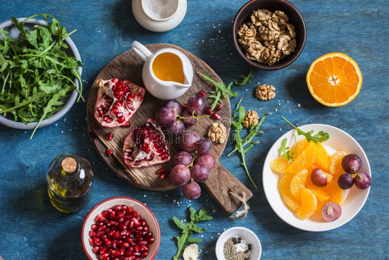 Ingrédients frais pour faire la salade de fruits Sur le fond en bois bleu, vue supérieure images libres de droits Ingrédients frais pour faire la salade de fruits Sur le fond en bois bleu, vue supérieure images libres de droits
