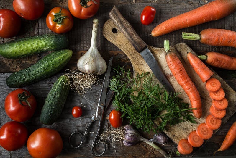 Ingrédients frais pour la cuisson, les tomates, les carottes et les concombres images libres de droits Ingrédients frais pour la cuisson, les tomates, les carottes et les concombres images libres de droits