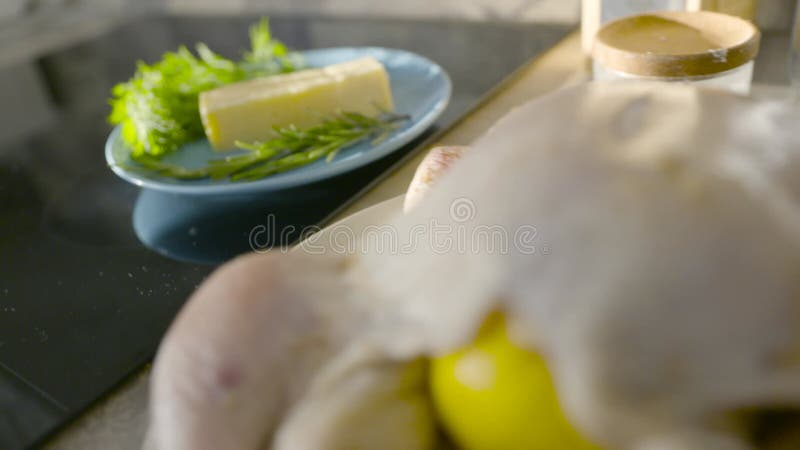 Ingrédients pour cuire le poulet. Action. Fromage frais et herbes de plaque de cuisson. Gros plan du morceau de fromage