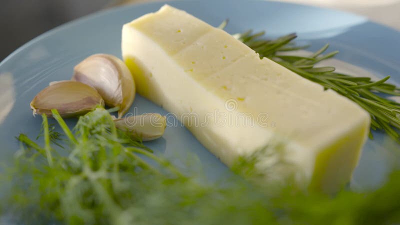 Ingrédients pour la cuisson du poulet. action. fromage frais et les herbes dans l'assiette pour la cuisson. closep de fromage