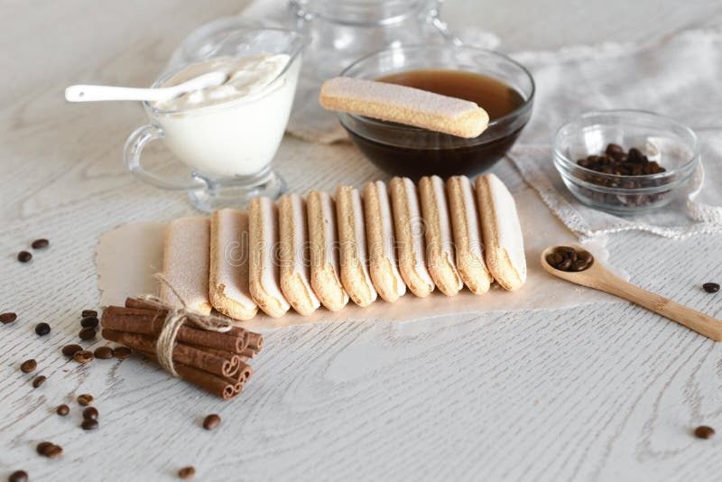 Ingrédients pour le tiramisu Image authentique de mode de vie Vue supérieure avec l'espace de copie photo libre de droits Ingrédients pour le tiramisu Image authentique de mode de vie Vue supérieure avec l'espace de copie photo libre de droits