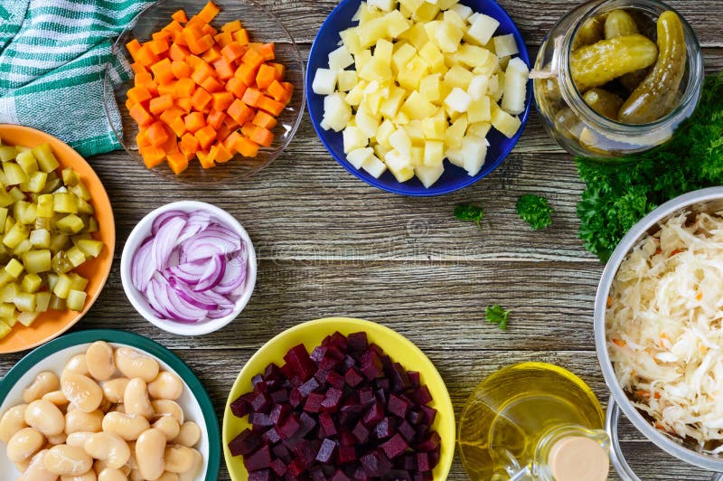 Ingrédients préparés pour faire cuire la salade de légumes photographie stock Ingrédients préparés pour faire cuire la salade de légumes photographie stock