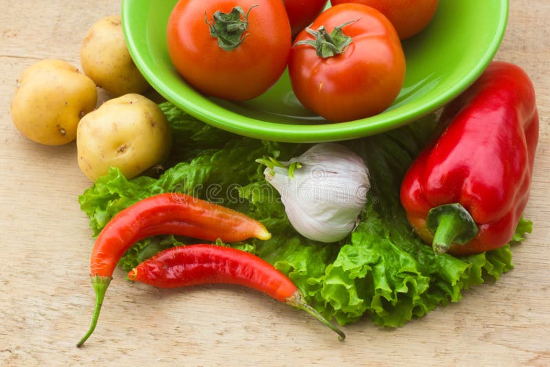 Ingrédients sains de légumes frais pour faire cuire dans le setti rustique photographie stock libre de droits Ingrédients sains de légumes frais pour faire cuire dans le setti rustique photographie stock libre de droits