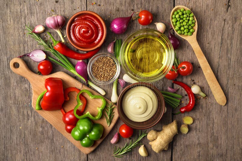 Ingrédients savoureux frais pour la cuisson saine ou salade avec de la sauce, la mayonnaise et le beurre rouges avec des épices s image libre de droits Ingrédients savoureux frais pour la cuisson saine ou salade avec de la sauce, la mayonnaise et le beurre rouges avec des épices s image libre de droits