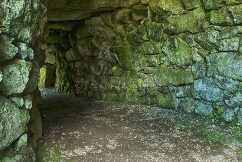 Ingång av fogouen på carnen Euny, Cornwall royaltyfria bilder
