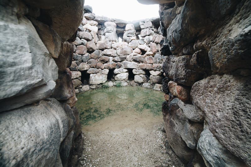 Ingång av Nuraghe Su Nuraxi i Barumini, Sardinia, Italien Sikt av det arkeologiska nuragic komplexet royaltyfri bild Ingång av Nuraghe Su Nuraxi i Barumini, Sardinia, Italien Sikt av det arkeologiska nuragic komplexet royaltyfri bild