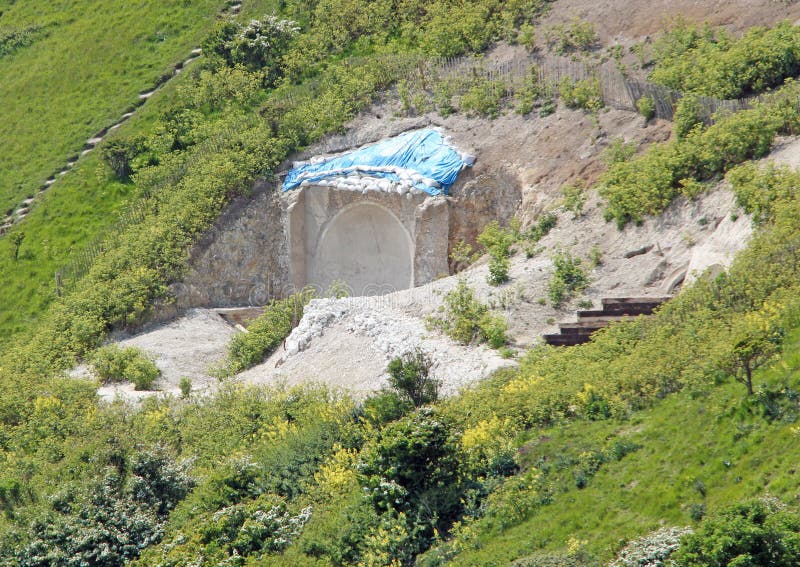 Ingång för krigTid tunnel royaltyfri foto Ingång för krigTid tunnel royaltyfri foto