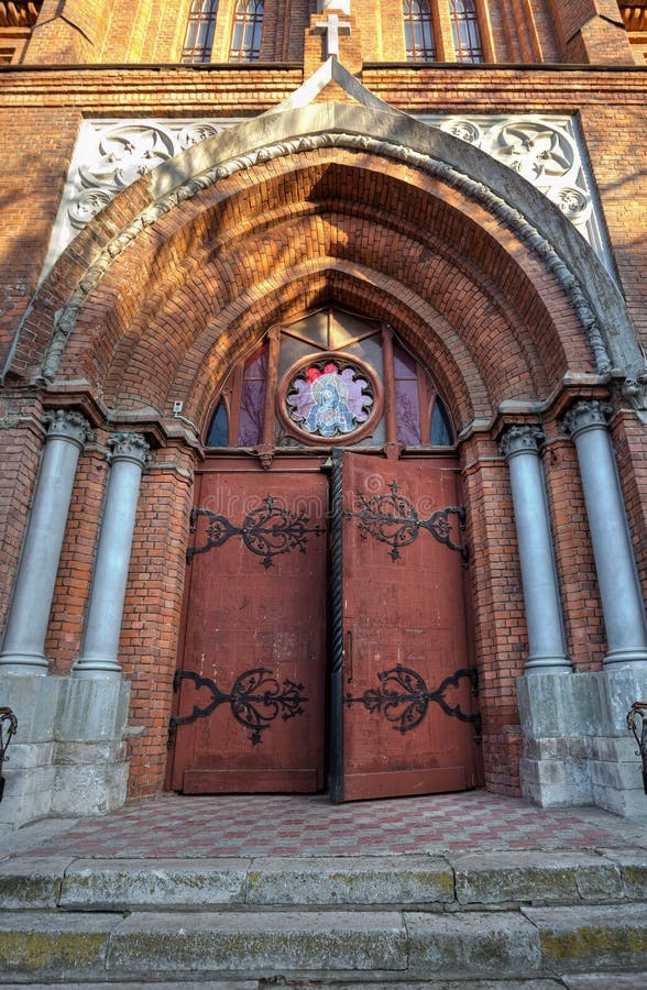 Ingång i Roman-Catholic kyrka arkivfoton Ingång i Roman-Catholic kyrka arkivfoton