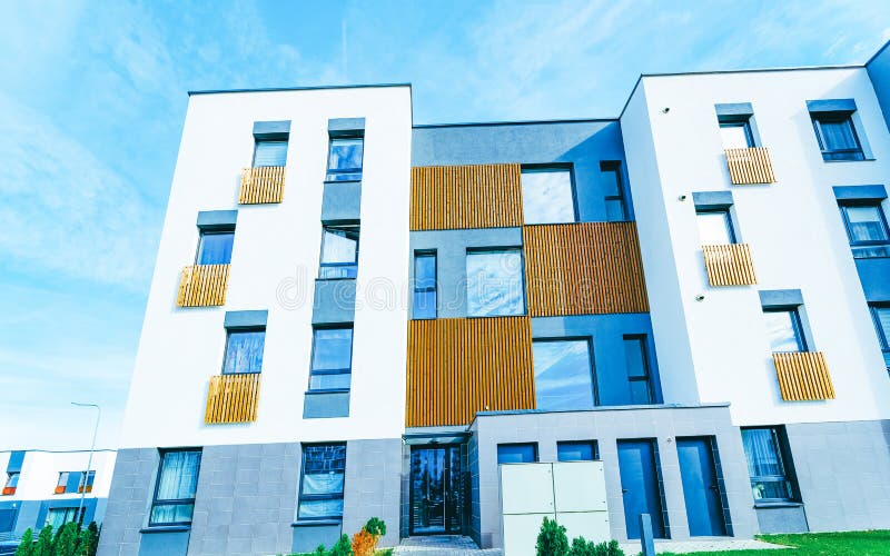Ingång till Apartment, moderna hus och bostadshus royaltyfri bild